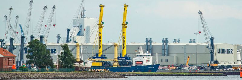 Zwei Liebherr Hafenmobilkrane LHM 800 auf ihrer Reise ins 13.000 km entfernte Montevideo (Uruguay).