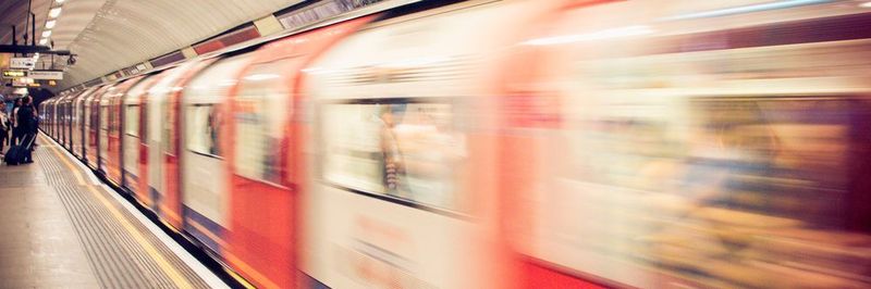Kontinuierliche Veränderung wird ein unvermeidbarer Bestandteil des geschäftlichen Alltags – und zwar rasant schnell. Wie Unternehmen auf den Zug der Digitalisierung mit aufspringen und den menschlichen Faktor miteinbeziehen können, lesen Sie hier.