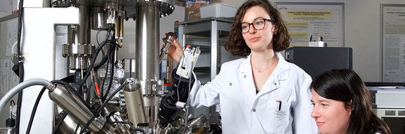 Juliette Billaud, Mit-Erstautorin der neuen Studie, und Claire Villevieille, Leiterin der Forschungsgruppe für Batteriematerialien am Paul Scherrer Institut.