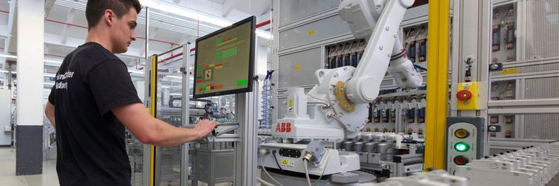 Mithilfe von ABB-Industrierobotern erreicht die neue Produktionslinie ML2 von ABB Stotz Kontakt ein neues Maß an Flexibilität und Varianz.