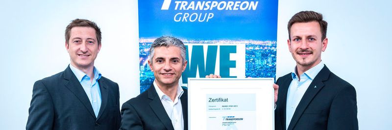 Matthias Prenzel (rechts), Vertriebsbeauftragter Süddeutschland, TÜV Rheinland Cert GmbH, übergab am 13. Juli 2016 in Ulm das „ISO 27001“-Zertifikat an Transporeon-Geschäftsführer Ahmet Arslan und Markus Franke (links), Information Security Officer bei Transporeon.
