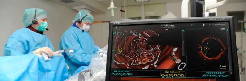 Prof. Dr. Thorsten Lewalter (re.) implantiert den weltweit ersten Stent aus Magnesium.