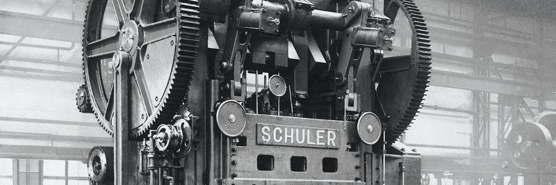 In weniger als 100 Jahren hat sich in der Umformtechnik unglaublich viel getan: Hier ein Bild von 1928. Schuler hat damals bei Opel eine Karosseriepresse zur automobilen Großserienfertigung in Betrieb genommen.