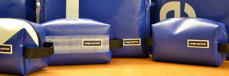 Die fertigen Taschen verschenkt cargo-partner als exklusives Giveaway an ausgewählte Kunden.