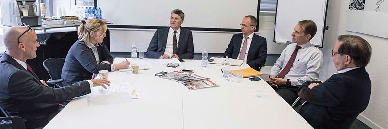 Am Roundtable nahmen teil v. l. Matthias Böhm, Publisher SMM, Susanne Reinshagen, Redaktorin SMM, Michael Hauser, CEO Tornos SA, Walter Börsch, CEO Starrag Group, Jean-Daniel Isoz, Leiter Business Unit Precision Engineering der Starrag Group und Dipl.-Ing. Walter Fust, VR-Mitglied Starrag Group Holding AG und Tornos SA.