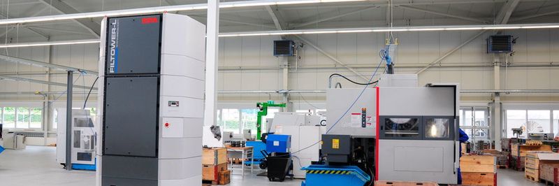 Der Filtower L-200 sorgt für saubere Hallenluft ohen bauliche Massnahmen. Die Ölablagerungen in der Produktionshalle gehören der Vergangenheit an.