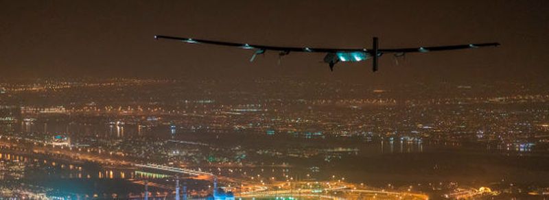 Im Landeanflug: Solar Impulse 2 kurz vor der Landung in Abu Dhabi. Nach 17 Etappen beendete das rein mit Solarenergie betriebene Flugzeug vergangenen Dienstag seine im März 2015 begonnene Weltreise.