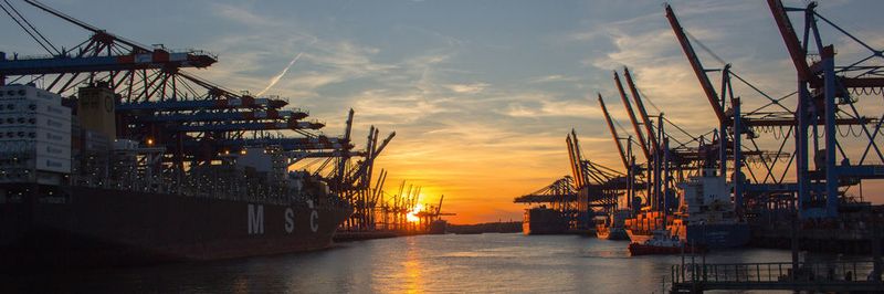 Ruhe im Hamburger Hafen: Das 1965 erbaute Sperrwerk Billwerder Bucht schützt noch heute den Hamburger Hafen vor Hochwasser und Sturmfluten – neuerdings auch mit Automatisierungstechnik von Siemens.