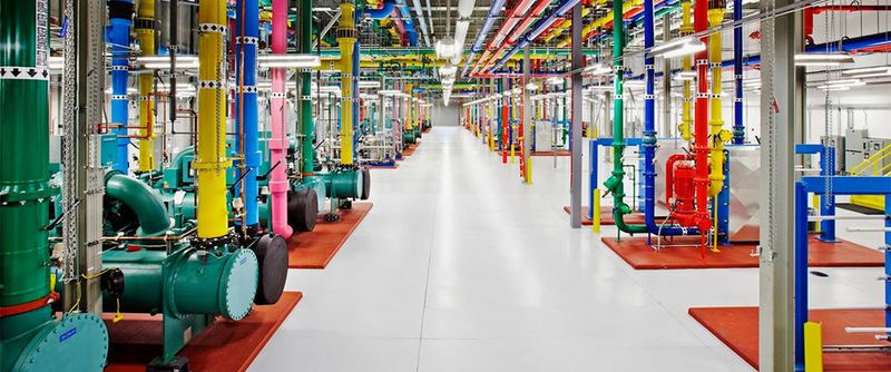 Das ist keine Aufnahme aus einem Wasserwerk; die Aufnahme zeigt einen Teil der Verrohrung in einem der Google-Rechenzentren.