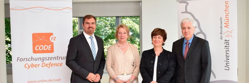 Gaben den Aufbau des größten Cyber-Forschungszentrums bekannt: MdB Florian Hahn, Präsidentin Prof. Merith Niehuss, Prof. Gabi Dreo Rodosek, Prof. Klaus Buchenrieder
