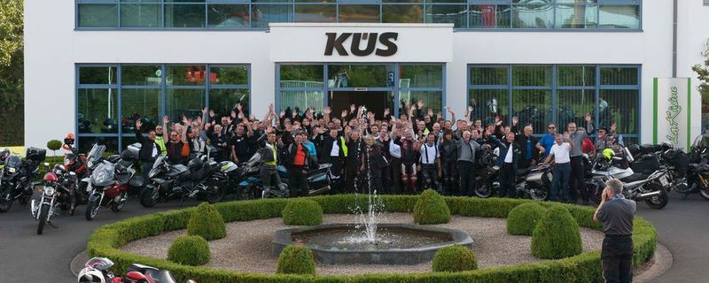 Der offizielle Tourstart am Freitagmorgen fand vor der KÜS-Zentrale in Losheim am See statt.