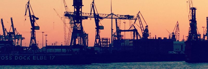 Die Docks des Hamburger Hafens bei Sonnenuntergang (Quelle: GvW Graf von Westphalen)