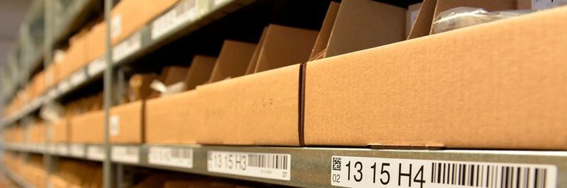 Die Lagerkoordinaten sind mit mehreren Identmerkmalen gleichzeitig ausgestattet und somit für künftige infrastrukturelle Änderungen wie beispielsweise die Einführung einer Voice- und Vision-Kommissionierung gerüstet.