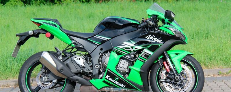 Mit der ZX-10R lässt es sich trotz der extremen Zielsetzung gut leben. Man hat sein Auskommen auf der Landstraße und im Alltag, sie bietet aber auch beim Trip über die Nordschleife feinste Voraussetzungen für gute Rundenzeiten.