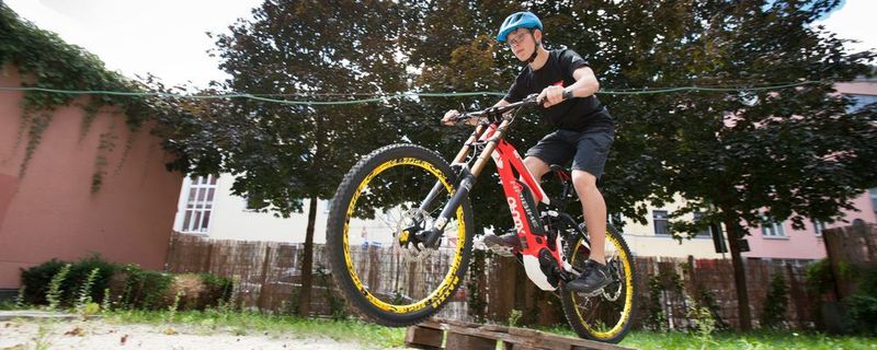Mit Haibikes „Xduro Dwnhll Pro“ hat man immer seinen eigenen Lift dabei.