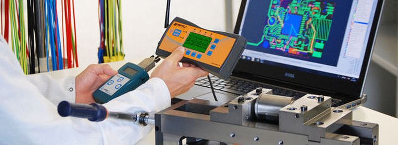 Die mobile Empfangseinheit des Allmatic Clamp Assist erlaubt die sichere Fernsteuerung der Schubkraft von Schraubstöcken in einem Umkreis bis zu 20 Metern.