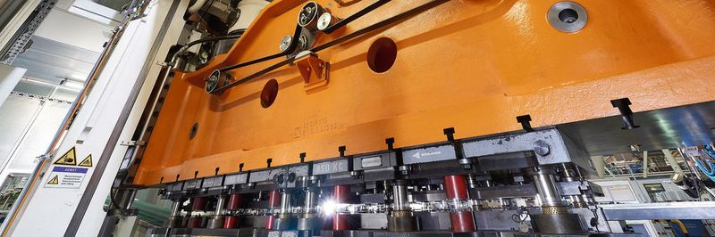 Eine Schuler-Anlage stanzt und paketiert im VW-Werk Kassel die Bleche, aus denen die Motoren für den e-Golf und den e-Up! entstehen.