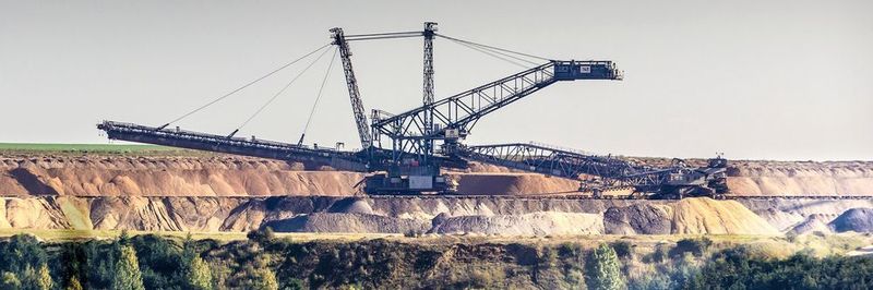 Bei diesen riesigen Braunkohlebaggern kann eine zuverlässige Ethernet-Übertragung via Kupferkabel problematisch werden. Die Alternative sind Glasfaserkabel, deren Steckverbinder aber sehr schmutzanfällig sind, was wiederum im Bergbau ein problem darstellt.