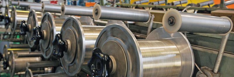 Nicht nur in der Produktion, wie hier bei der Herstellung von Kabeln, versucht man, durch Operational Excellence die Kosten zu senken.