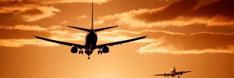 Millionen von Flugzeugen starten und landen jährlich weltweit. Um den hohen Kerosinverbrauch zu verringern, forschen Wissenschaftler der Universität Hohenheim an einer fluoreszierende Farbbeschichtung, die für Tests im Flugzeugbau verwendet werden soll.