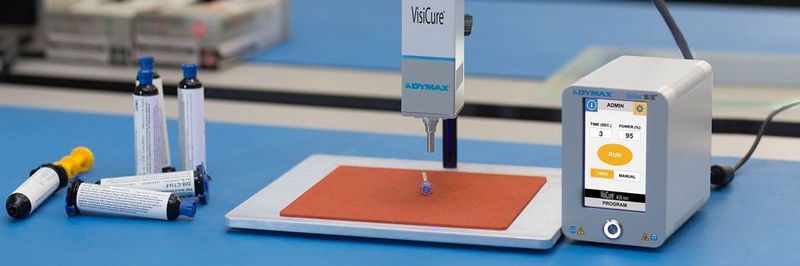 Der Blue-Wave- MX-150- besteht aus zwei Teilen – einer Steuereinheit mit einem bedienerfreundlichen Touch-Screen sowie einem hochintensiven LED-Emitter.