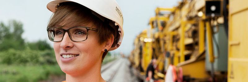 Juliane Thiel ist Bauingenieurin bei der Deutschen Bahn. Für die VDI-Ingenieurgeschichten zeigt sie, worum es in ihrem Beruf geht und vor welchen Herausforderungen sie Tag für Tag steht.