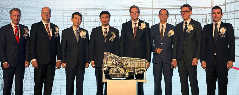 Bei der Eröffnungszeremonie waren Verteter von Audi, VWATJ und der regionalen Politik anwesend. Prof. Dr. Jochem Heizmann (4.v.r.), Präsident Volkswagen Group China und Joachim Wedler (3.v.r.), Präsident Audi China, betonten in ihren Reden den großen Mehrwert des neuen Werks für die Lokalisierungsstrategie der Marke.