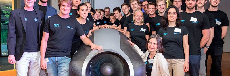 Die wissenschaftliche Arbeitsgemeinschaft für Raketentechnik und Raumfahrt mit ihrem Prototypen für den Hyperloop, der zu den 30 besten Prototypen gehört.