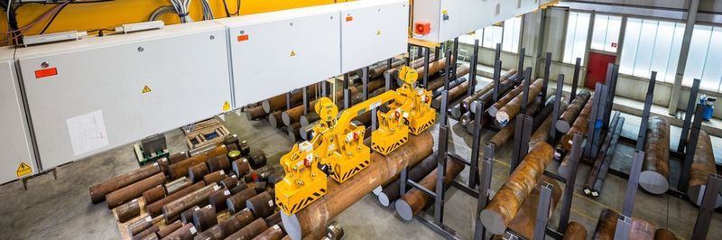 Die gesamte Kransteuerung sowie die Reservebatterien für die Magnettraverse befinden sich an der Kranbrücke.