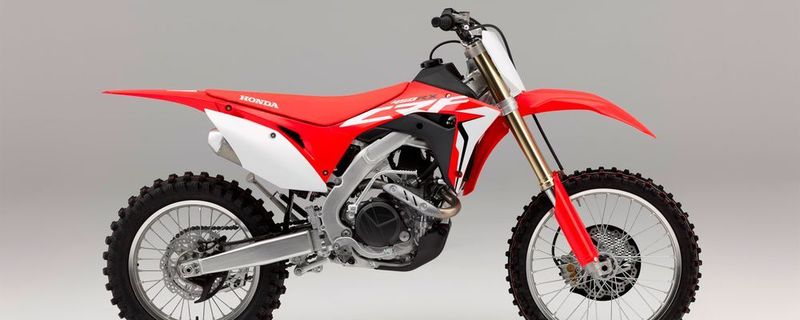 Honda stellt für das Modelljahr 2017 zwei Offroad-Neuheiten vor: Den rundum neu konstruierten Motocrosser CRF 450 R sowie die Wettbewerbs-Enduro CRF 450 RX.