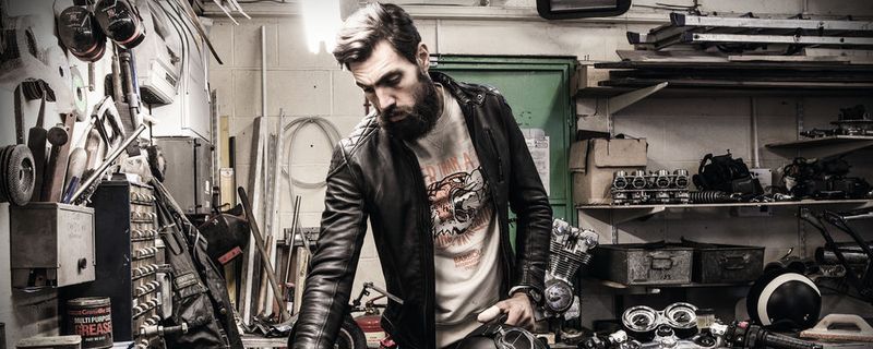 Ein Highlight der Kollektion ist die schwarze Lederjacke Locking Leather mit gesteppter Schulterpartie und einem roten Innenfutter.