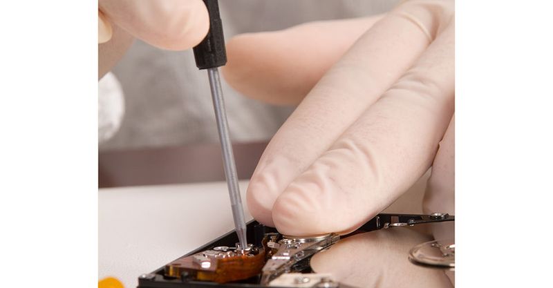Früher war der Wechsel von Schreibleseköpfen im Reinraum einer der Arbeitsschritte, an dem man den Datenrettungsprofi erkannte. Heute differenziert er sich eher über seine Kenntnisse zur inneren Logik von SSDs.