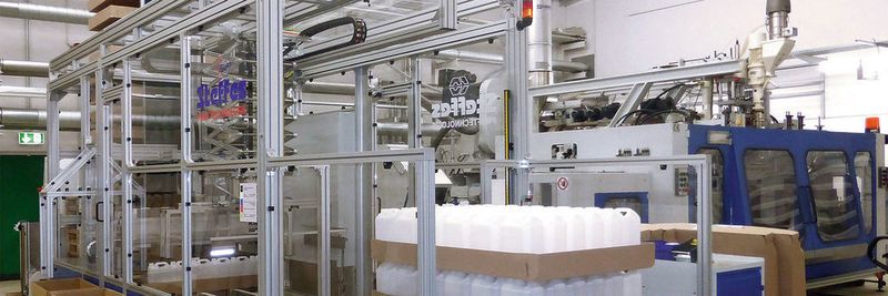 Die Packanlage S-Pack-PAL-T von Steffes zum Sammeln, Packen und Palettieren von Hohlkörpern verschiedenster Art, wurde mit Aluminiumprofilen und Fördertechnik von mk realisiert.