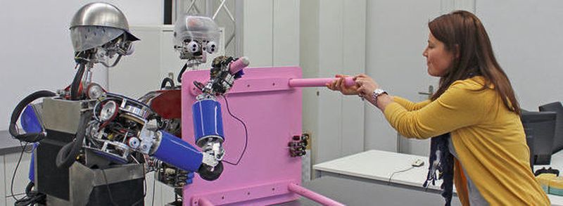 Co-Werker: Mensch und Roboter werden künftig gemeinsam beispielsweise einen Stuhl montieren. Die Kooperation verbessert die Arbeitsbedingungen für den Menschen und steigert gleichzeitig die Effizienz der Arbeit. Dadurch lassen sich Abläufe in der Industrie verbessern.