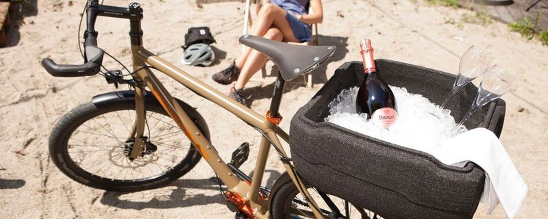 Dank der Ortlieb-Kühlbox kann man eine Radtour besonders stilvoll ausklingen lassen.