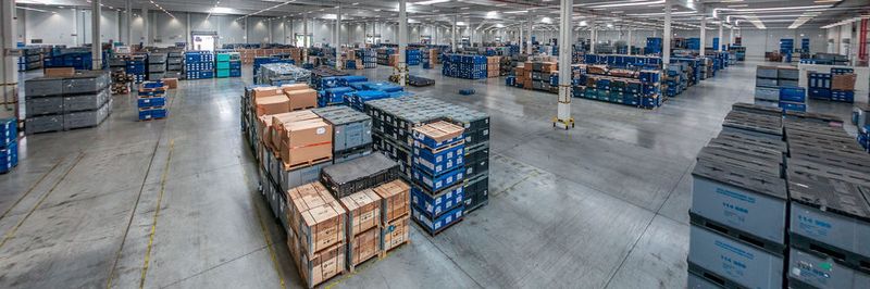 Die neue Logistikhalle im Konzern Consolidation Center (KCC) Bratislava bietet mit 19.000 m² Hallenfläche, 24 Be- und Entladeplätzen sowie 50 Lkw-Parkplätzen gute strukturelle Voraussetzungen für eine effiziente Materiallogistik.