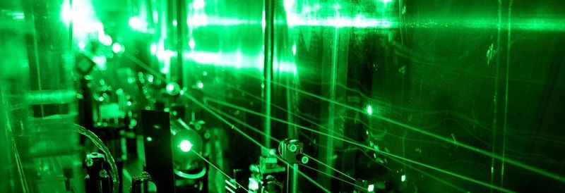 Teil der Laseranlage, die für das Experiment zur Bestimmung der Deuterongrösse benötigt wird. Hier werden unsichtbare infrarote Laserpulse in grünes Laserlicht umgewandelt.