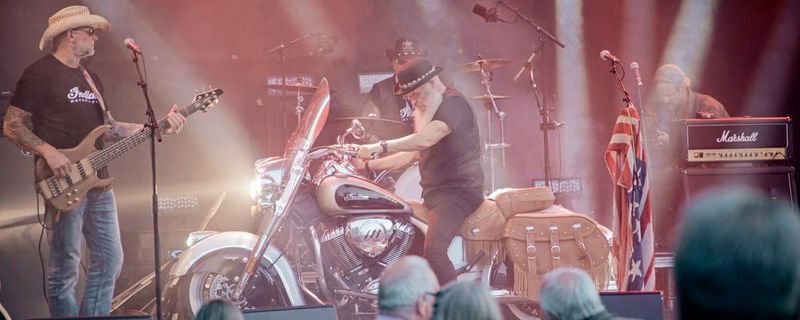 Die Band, die sich einst „Gil Edwards & The Knuckleheads“ nannte, wird jetzt als „Gil & The Vintage Chiefs“ angekündigt.