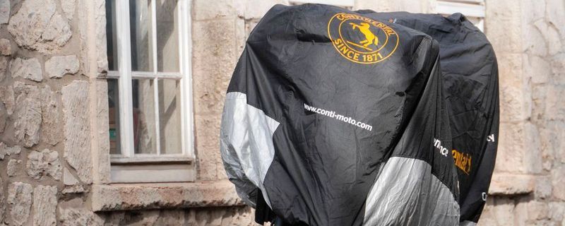 Der Weg zum sicheren Überwintern ist kurz und schmerzlos: Beim Kauf eines Reifensatzes von Continental gibt es eine Motorrad-Abdeckplane kostenlos obendrauf.
