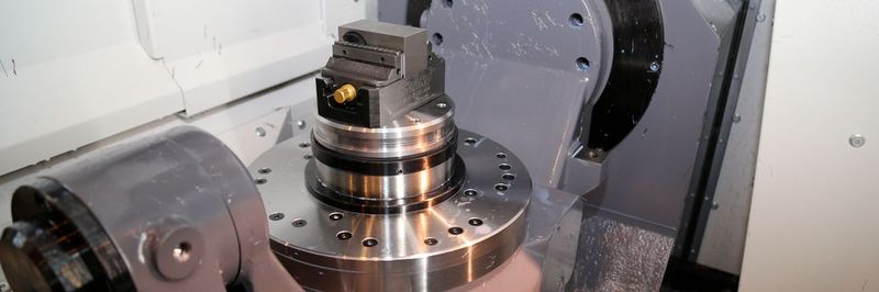 Inneneinblick: Die neue Versa 645 zur hochdynamischen 5-Achs-Bearbeitung ist mit einem Rund-Schwenktisch ähnlich der Versa 825 ausgestattet.