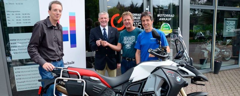 Von links nach rechts: Prof. Dr.-Ing. Nils Werner (FB Maschinenbau), Prof. Dr.-Ing. Holger Watter (Präsident der HS Flensburg), Bernd Saenger (BMW Motorrad Gebietsleiter Vertrieb Region N), Fritz Doser (Geschäftsführer der Fa. G. Wilhelmsen).
