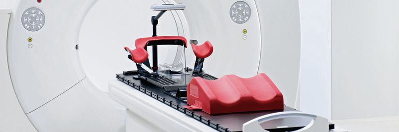 In dem CT-Scanner werden Form und Position eines Tumors bestimmt, durch die Atmungsbewegung entstehen im Brustkorbbereich unscharfe Bilder.