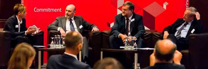 Juliane Weber, Senior Manager bei Bearingpoint, Hans-Georg Göhring, Direktor ITZBund, Peter Batt, Leiter der Abteilung IT im BMI und Ingo Engelhardt, Bereichsleiter in der Bundesagentur für Arbeit diskutieren die Erfolge der IT-Konsolidierung