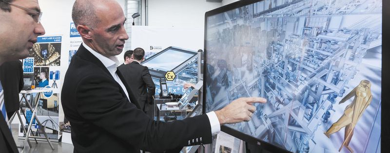 Reale und digitale Welt – wie weit die Vernetzung schon ist, zeigte Marcel Prösch von Aveva auf dem Digital Kongress 2015.