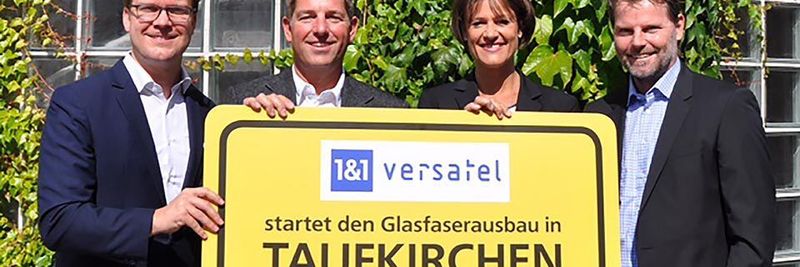 Erster Bürgermeister Ullrich Sander (2.v.l.) mit Ronny Juch, Fleur Goetze und Klaus Hoffmann von 1&1 Versatel (v.l.n.r.) beim Start des Glasfaserausbaus in Taufkirchen.