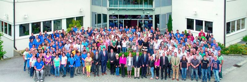 Gruppenfoto: Seit 40 Jahren sitzt Micro-Epsilon in Ortenburg.