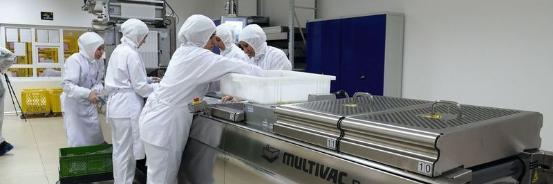 Dank der Tiefziehverpackungsmaschine R 240 von Multivac kann der türkische Katheterhersteller seine Verpackungen bestens auf die Produkte abstimmen und die gesetzlichen Anforderungen erfüllen.