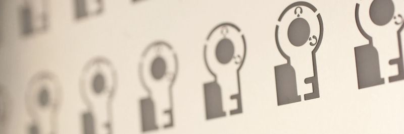Photochemisches Ätzen eignet sich für die Herstellung von Komponenten aus gehärtetem Federstahl: Es wird bei Flachfedern für Hörgeräte eingesetzt, damit die Materialeigenschaften im Produktionsprozess erhalten bleiben.