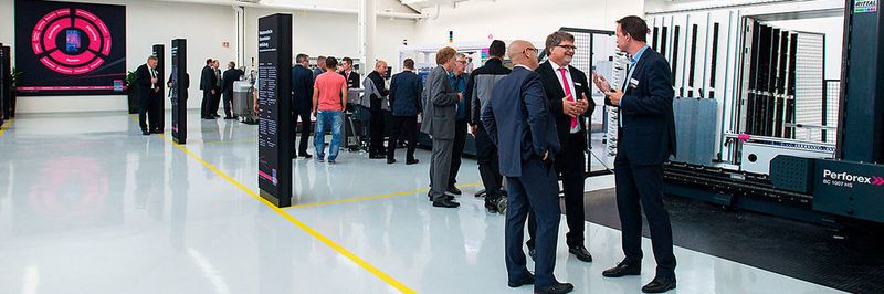 In der 1200 m² großen Halle bildet der Schaltschrank- und Systemanbieter einen realen Fertigungsbetrieb nach.