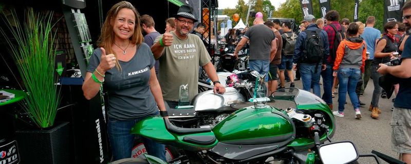 Bike-Pilotin Francesca Gasperi und die aufgemotzte Vulcan S.